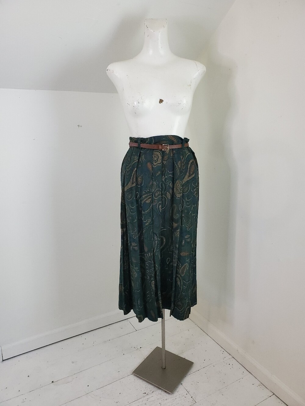 Sag Harbor Forest Green Paisley Print Pleated Midi Skirt - Picture 3 of 9